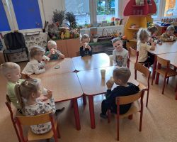 Dzieci samodzielnie przygotowują lemoniadę