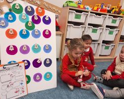 Dzieci otwierają okienka w kalendarzu adwentowym