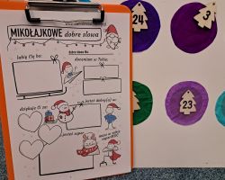 Dzieci otwierają okienka w kalendarzu adwentowym