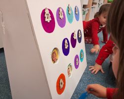 Dzieci otwierają okienka w kalendarzu adwentowym