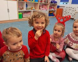 Dzieci otwierają okienka w kalendarzu adwentowym