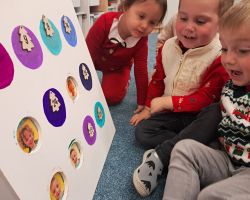 Dzieci otwierają okienka w kalendarzu adwentowym