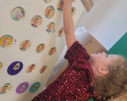 Dzieci otwierają okienka w kalendarzu adwentowym