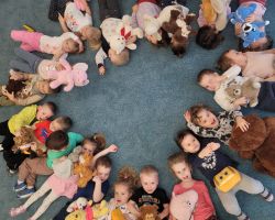 Dzieci uczestniczą w zabawach, towarzyszą im pluszowe maskotki