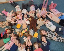 Dzieci uczestniczą w zabawach, towarzyszą im pluszowe maskotki