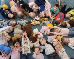 Dzieci uczestniczą w zabawach, towarzyszą im pluszowe maskotki