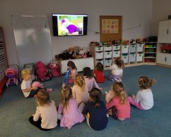 Dzieci uczestniczą w zabawach, towarzyszą im pluszowe maskotki