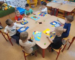 Dzieci uczestniczą w zabawach, towarzyszą im pluszowe maskotki