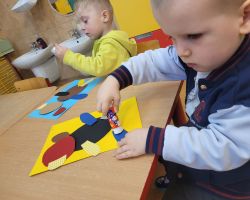 Dzieci uczestniczą w zabawach, towarzyszą im pluszowe maskotki