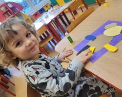 Dzieci uczestniczą w zabawach, towarzyszą im pluszowe maskotki