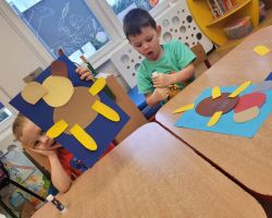 Dzieci uczestniczą w zabawach, towarzyszą im pluszowe maskotki