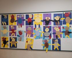 Dzieci uczestniczą w zabawach, towarzyszą im pluszowe maskotki