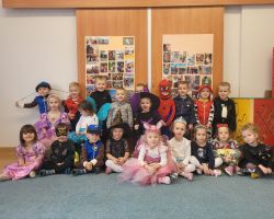 Dzieci uczestniczą w zabawach ruchowych z okazji Andrzejek