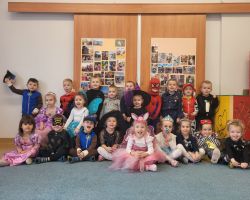 Dzieci uczestniczą w zabawach ruchowych z okazji Andrzejek