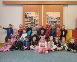 Dzieci uczestniczą w zabawach ruchowych z okazji Andrzejek