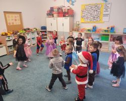 Dzieci uczestniczą w zabawach ruchowych z okazji Andrzejek