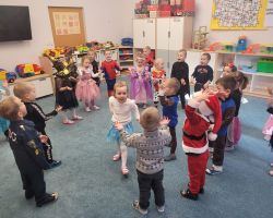 Dzieci uczestniczą w zabawach ruchowych z okazji Andrzejek