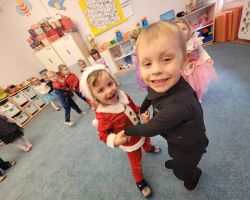 Dzieci uczestniczą w zabawach ruchowych z okazji Andrzejek