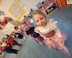 Dzieci uczestniczą w zabawach ruchowych z okazji Andrzejek