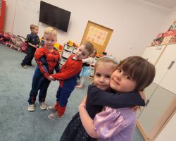 Dzieci uczestniczą w zabawach ruchowych z okazji Andrzejek