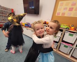 Dzieci uczestniczą w zabawach ruchowych z okazji Andrzejek