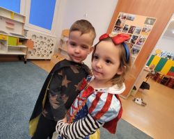 Dzieci uczestniczą w zabawach ruchowych z okazji Andrzejek