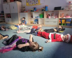 Dzieci uczestniczą w zabawach ruchowych z okazji Andrzejek