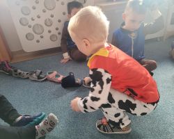 Dzieci uczestniczą w zabawach ruchowych z okazji Andrzejek