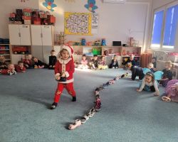 Dzieci uczestniczą w zabawach ruchowych z okazji Andrzejek