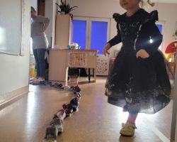 Dzieci uczestniczą w zabawach ruchowych z okazji Andrzejek