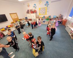 Dzieci uczestniczą w zabawach ruchowych z okazji Andrzejek