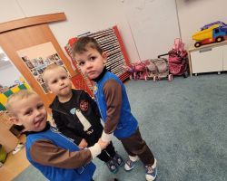 Dzieci uczestniczą w zabawach ruchowych z okazji Andrzejek