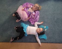 Dzieci uczestniczą w zabawach ruchowych z okazji Andrzejek