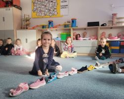 Dzieci uczestniczą w zabawach ruchowych z okazji Andrzejek