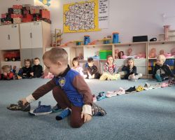 Dzieci uczestniczą w zabawach ruchowych z okazji Andrzejek