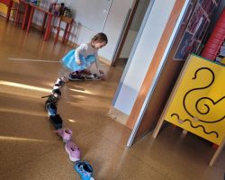 Dzieci uczestniczą w zabawach ruchowych z okazji Andrzejek