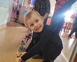 Dzieci uczestniczą w zabawach ruchowych z okazji Andrzejek