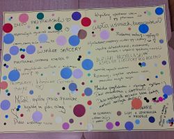 Dzieci ozdabiają plakat kolorowymi kołami origami