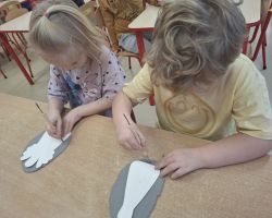 dzieci wykonujące aniołki z gliny