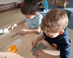 dzieci wykonujące aniołki z gliny