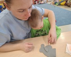 dzieci wykonujące aniołki z gliny