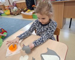 dzieci wykonujące aniołki z gliny