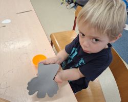 dzieci wykonujące aniołki z gliny