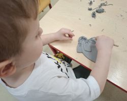 dzieci wykonujące aniołki z gliny