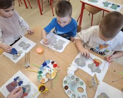 dzieci wykonujące aniołki z gliny