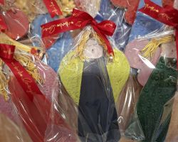 dzieci wykonujące aniołki z gliny