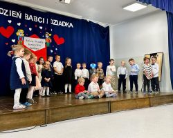 dzieci podczas występu dla babć i dziadków