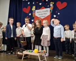 dzieci podczas występu dla babć i dziadków