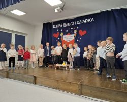 dzieci podczas występu dla babć i dziadków