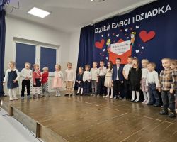 dzieci podczas występu dla babć i dziadków